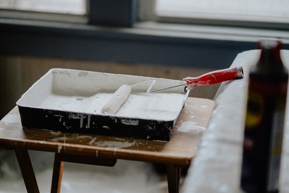 boîte noire et blanche sur table en bois marron