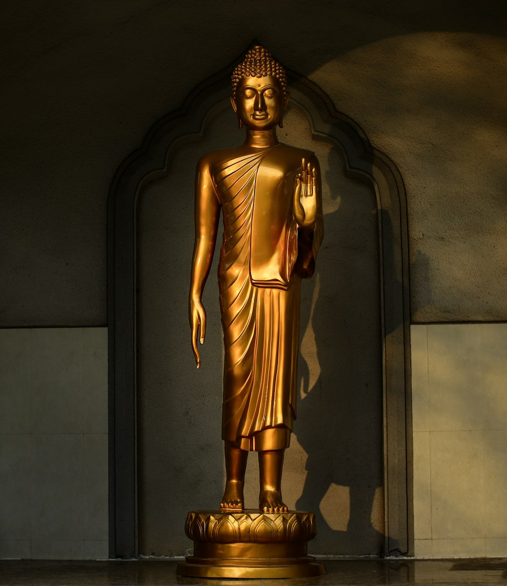 woman in white dress statue