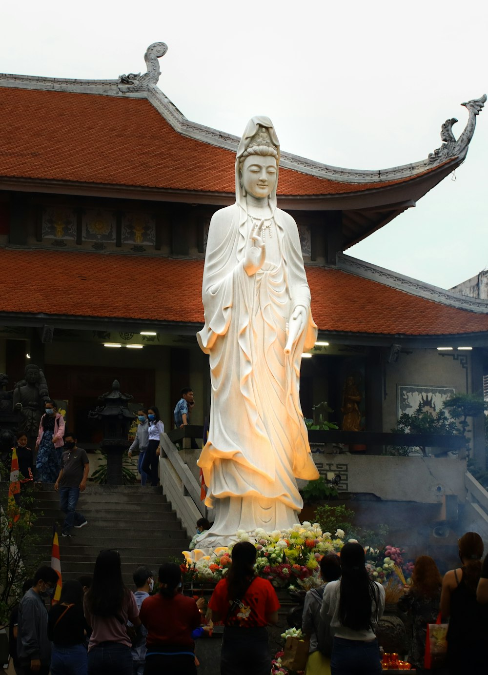 woman in white dress statue