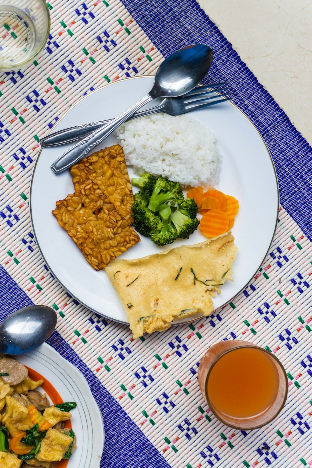 frittiertes Essen auf weißem Keramikteller