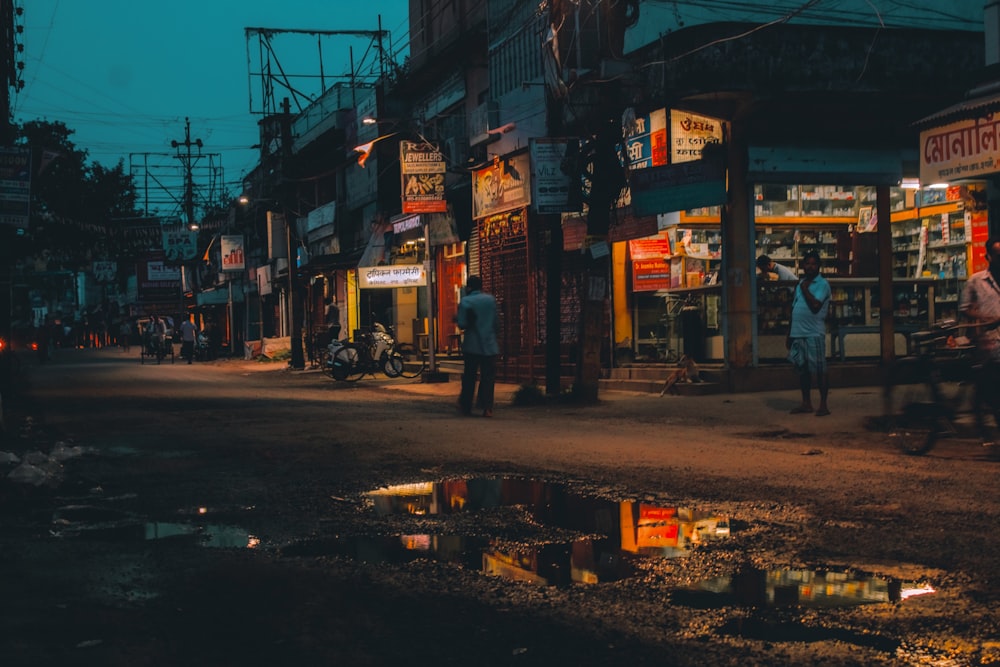 Personas que caminan por la calle durante la noche