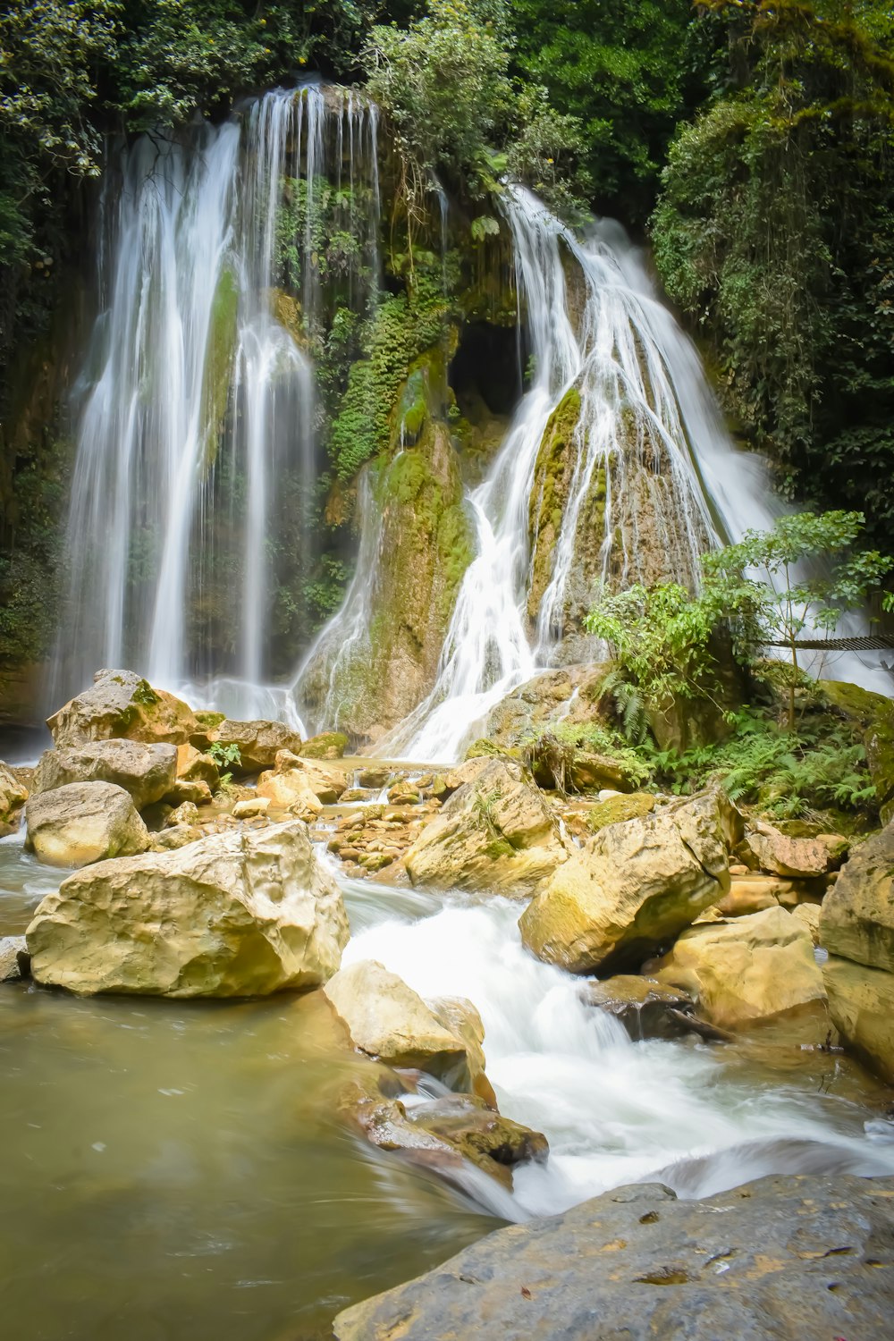 L'acqua cade sul fiume roccioso