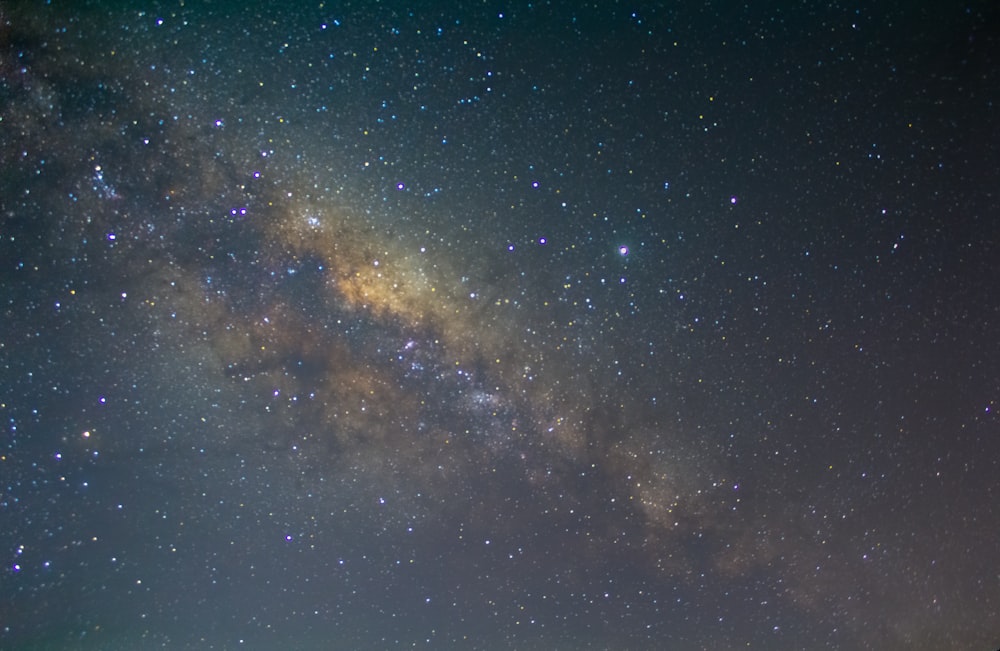 Il cielo notturno con le stelle e il latte