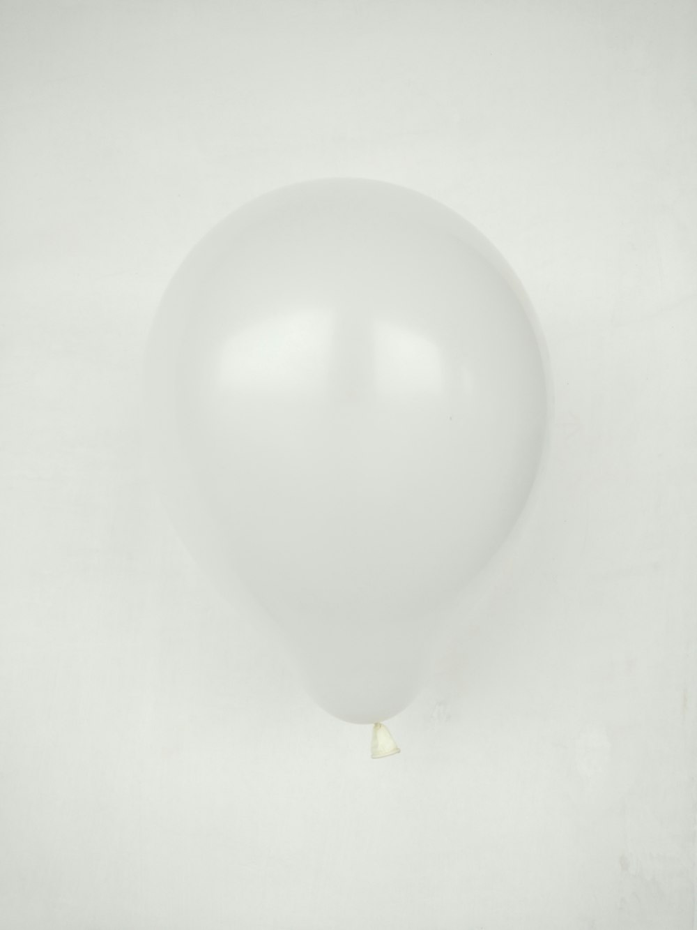 balão branco na superfície branca