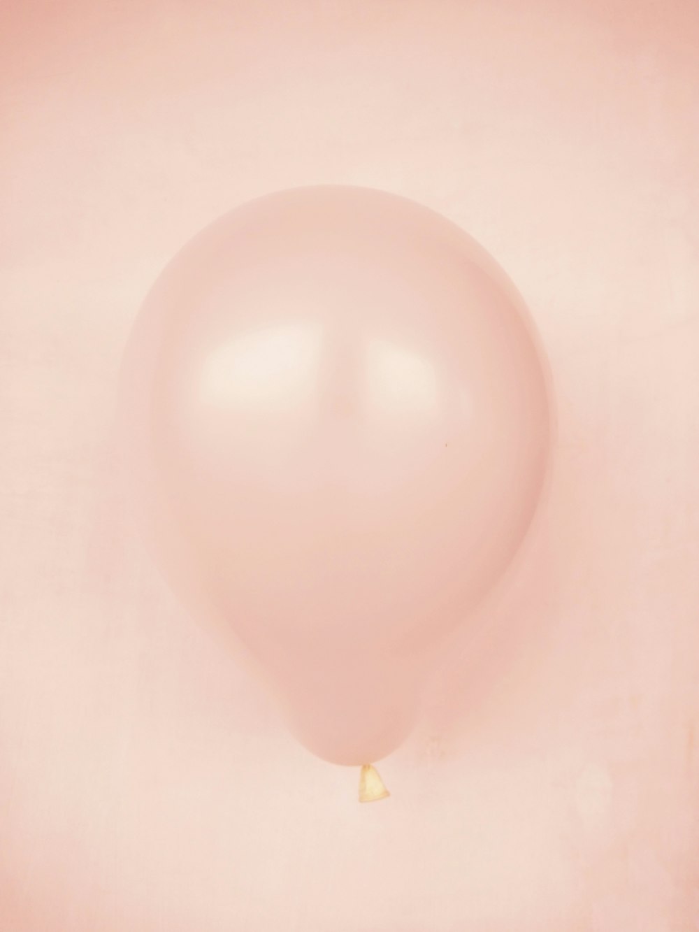 weißer Ballon auf weißer Oberfläche