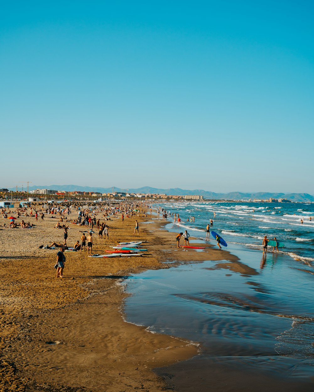 pessoas na praia durante o dia