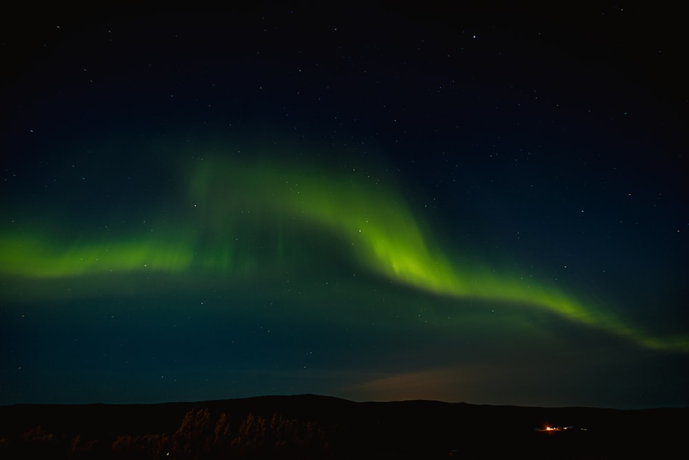 Luces de aurora verde durante la noche