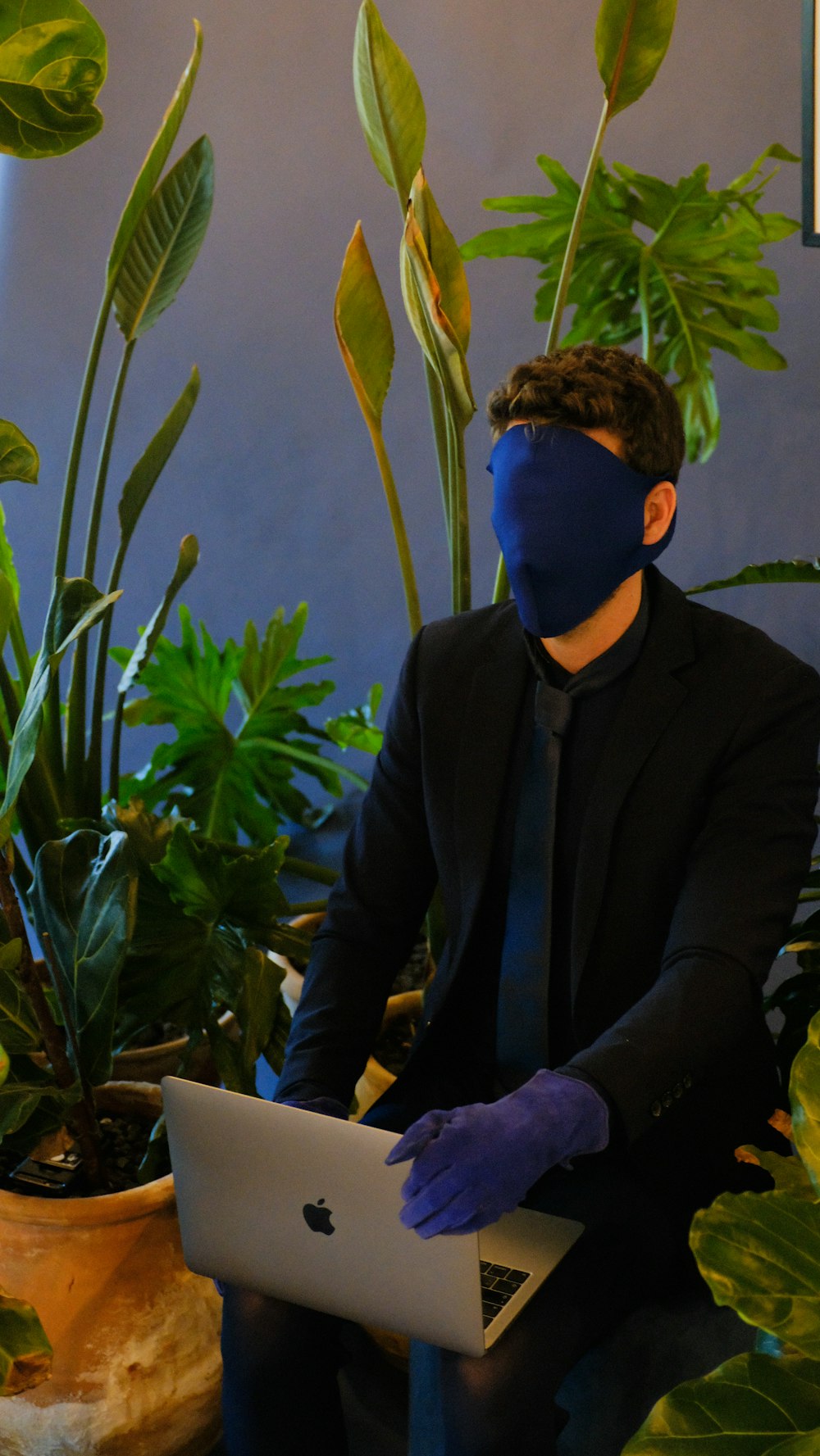 Mann in schwarzer Anzugjacke mit blauer Schutzbrille