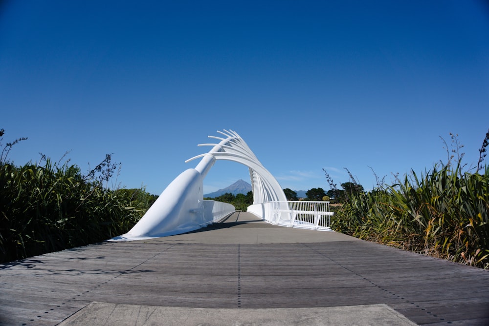 Bâtiment en béton blanc sous le ciel bleu pendant la journée