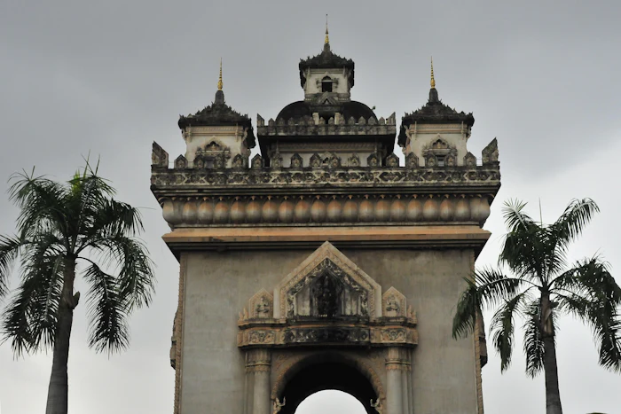 Der Triumphbogen Patuxai in Vientiane zwischen Palmen