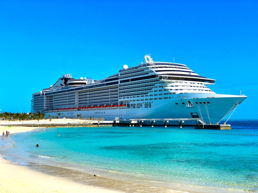 Bateau de croisière blanc en mer pendant la journée