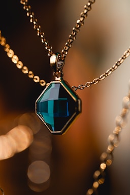 macro photography,how to photograph literal, joyería nice ; silver and blue gemstone pendant necklace