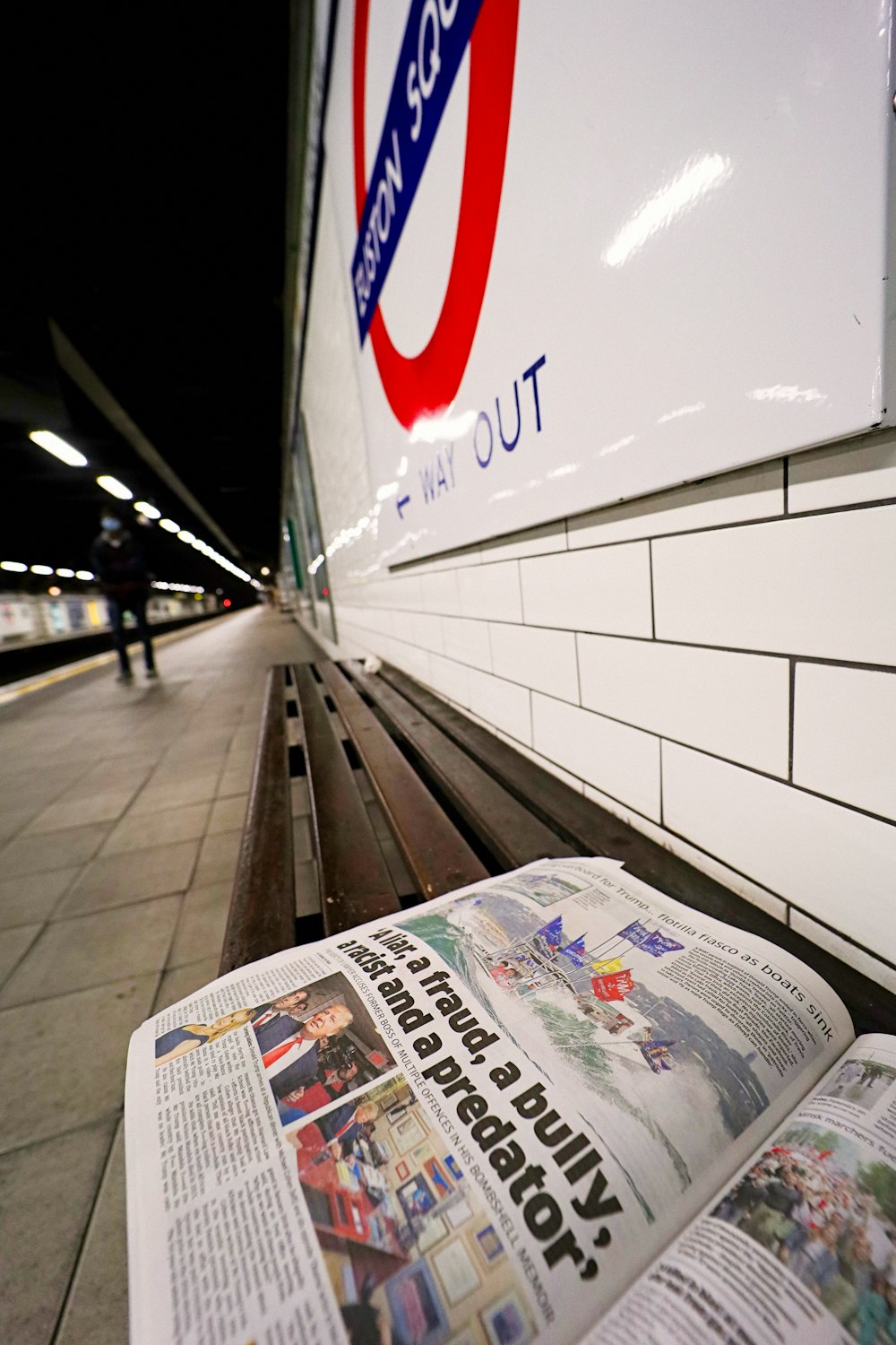 jornal branco na mesa branca