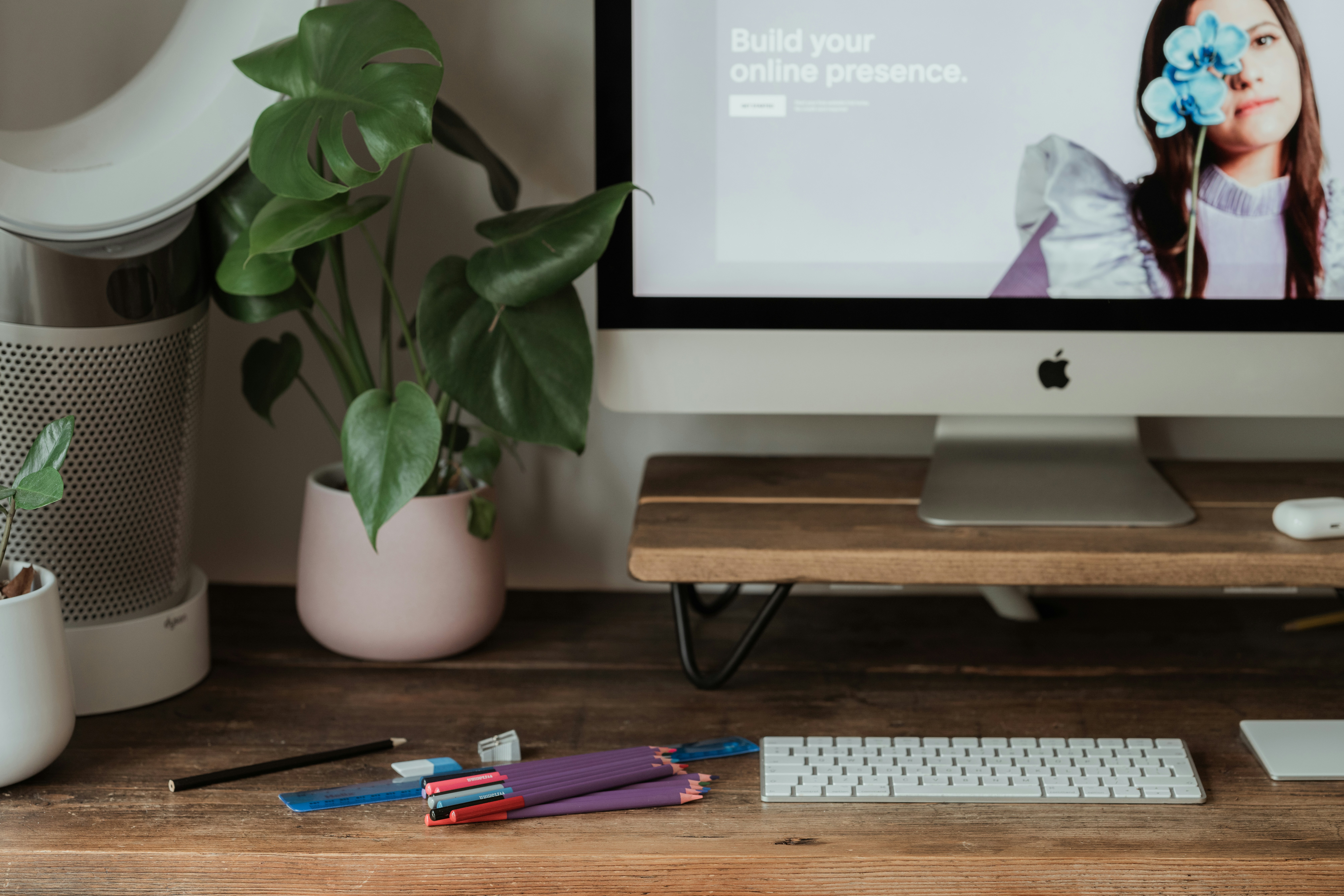 silver imac on brown wooden table