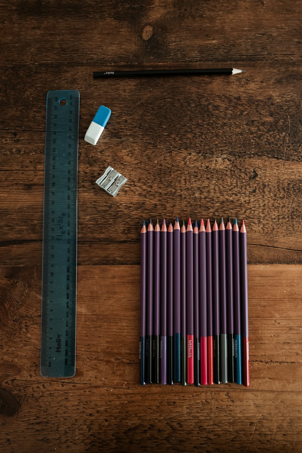 갈색 나무 테이블에 파란색과 흰색 연필