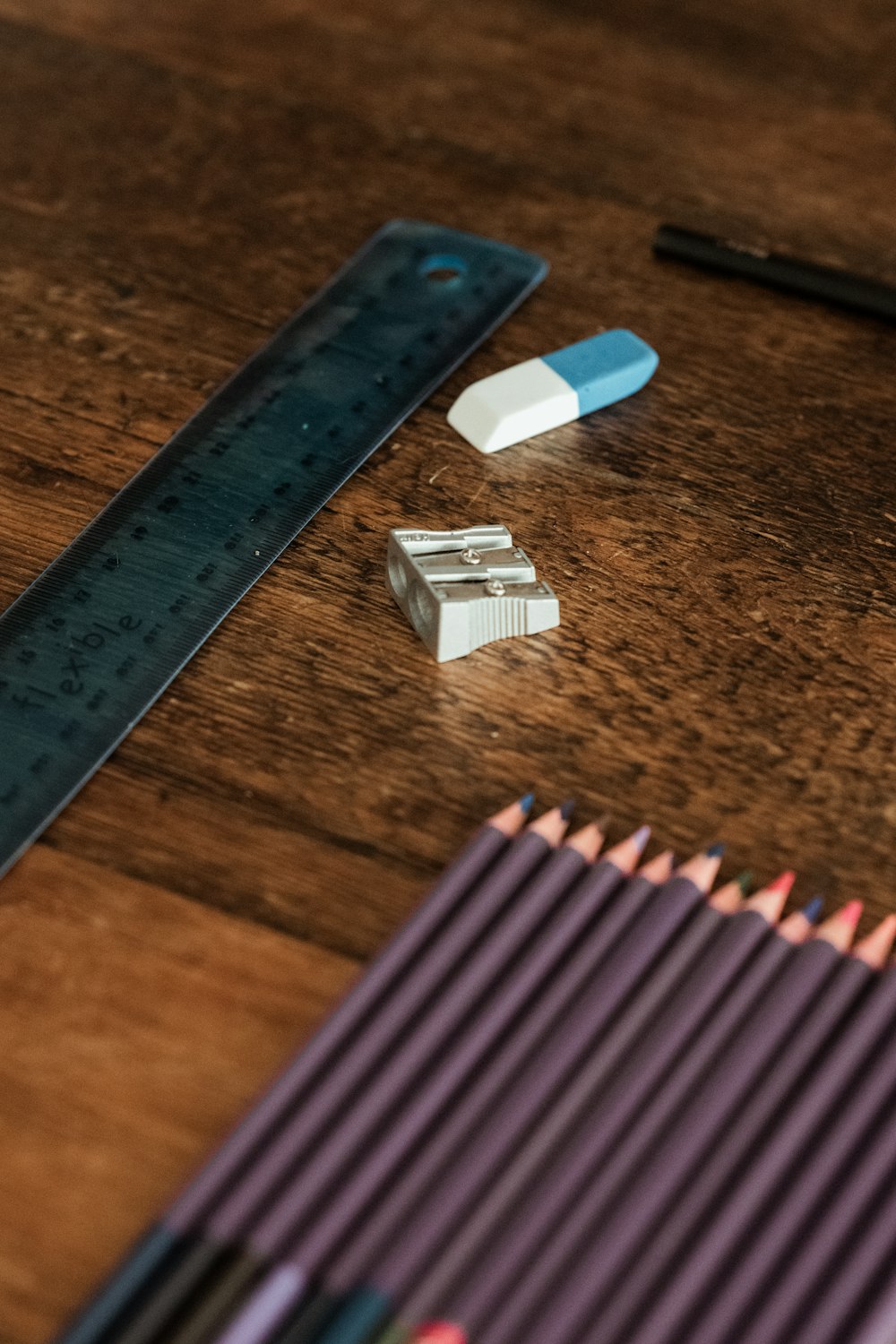 茶色の木製のテーブルに青い鉛筆