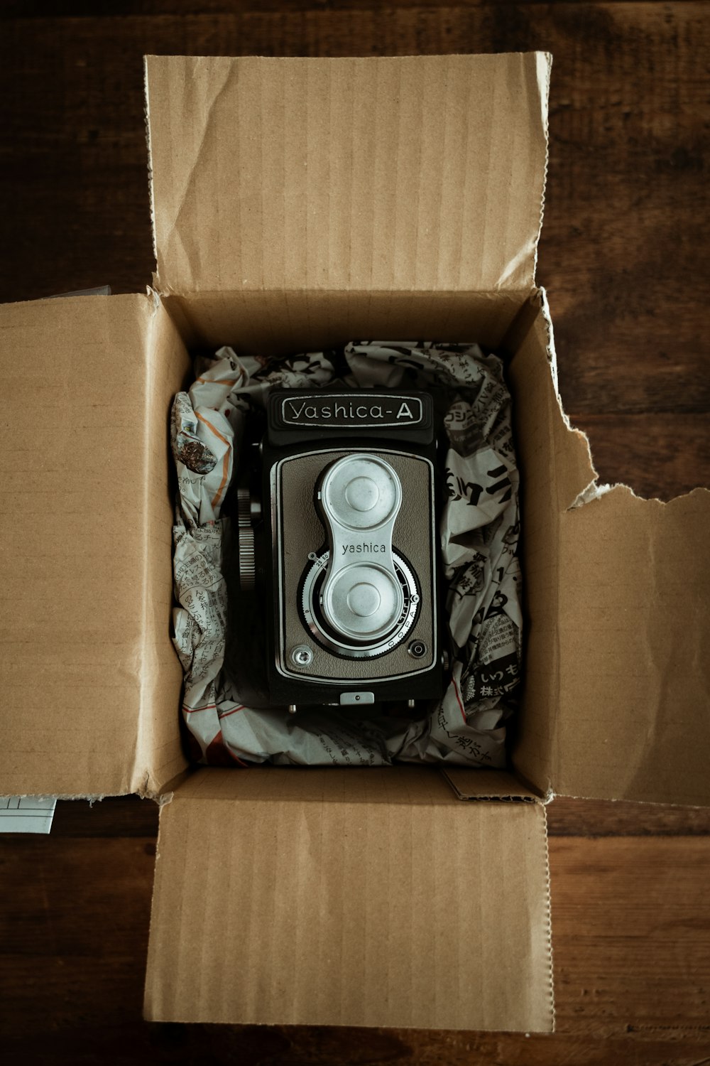 Schwarz-Silber-Kamera auf braunem Karton