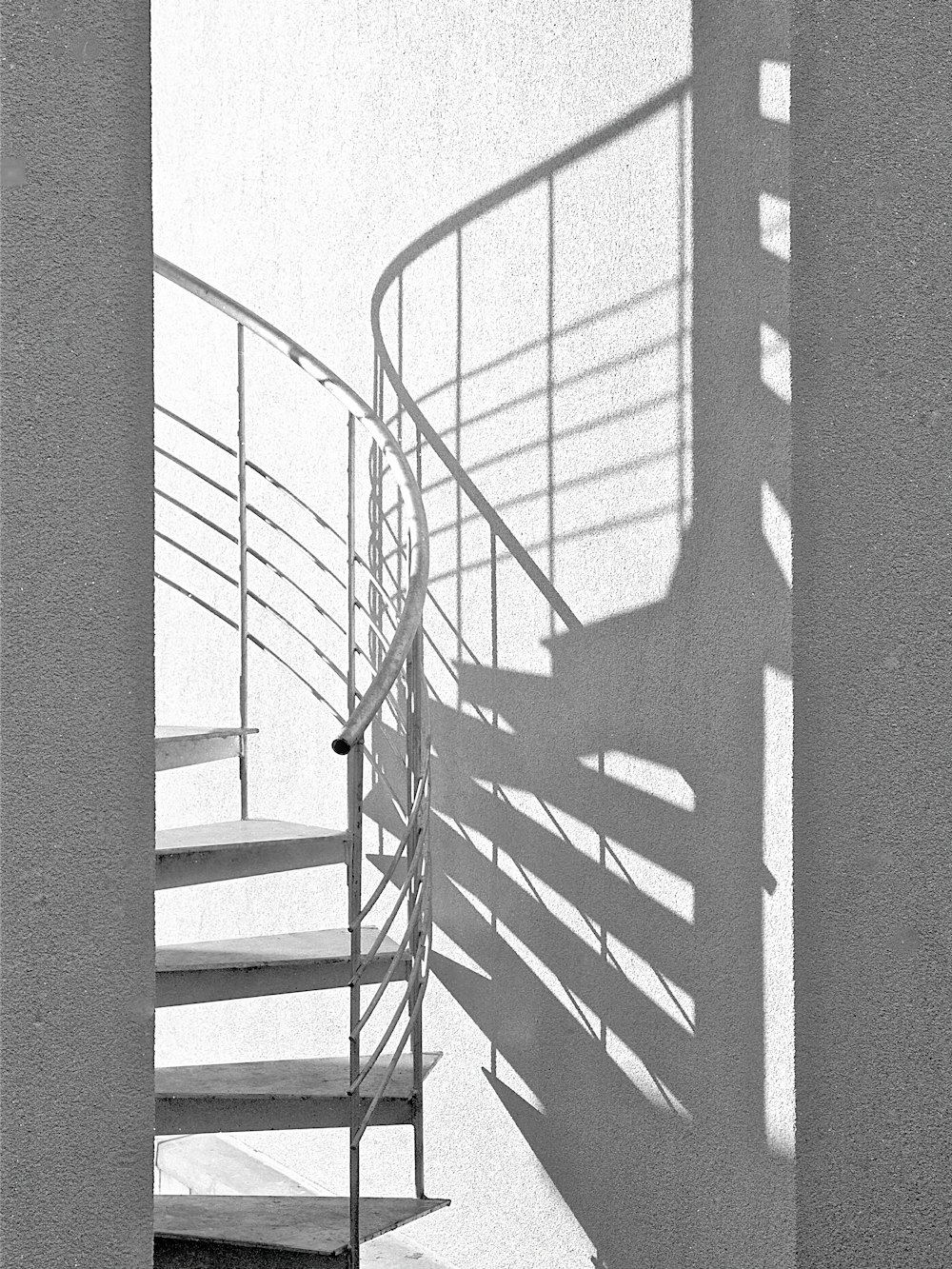검은색 금속 난간이 있는 흰색 나선형 계단