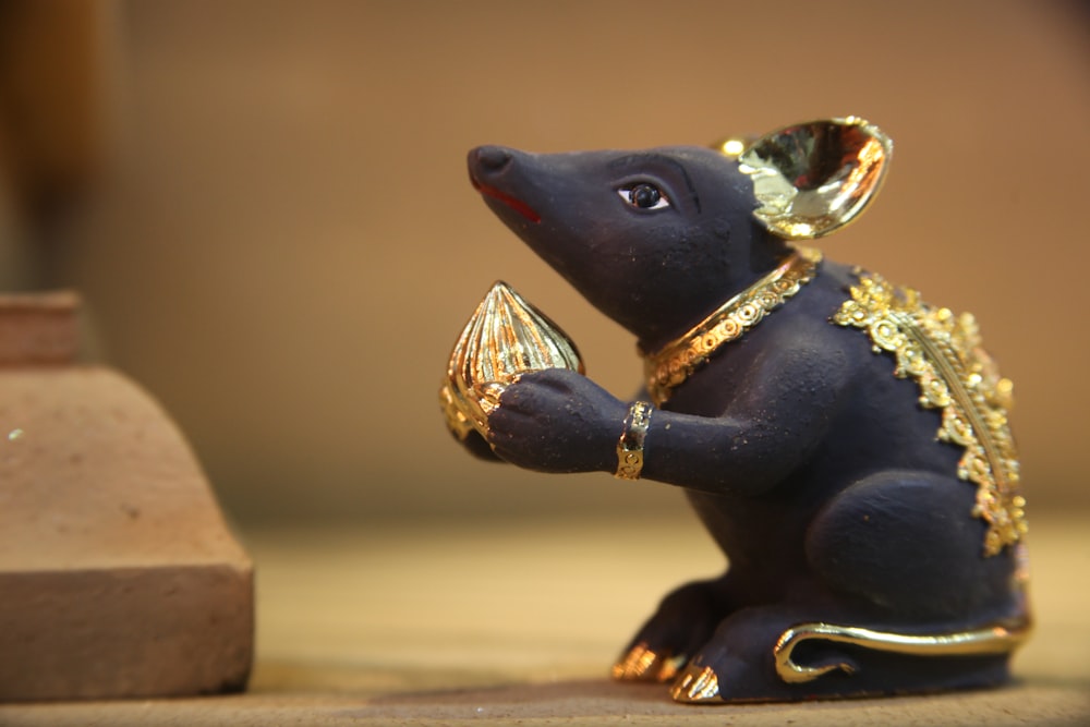 Figura de caballo negro y dorado