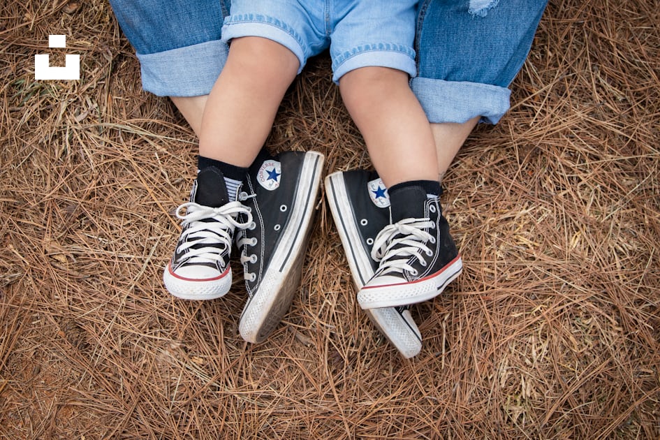person in blue denim shorts and black and white converse all star high top  sneakers photo – Free Brasil Image on Unsplash