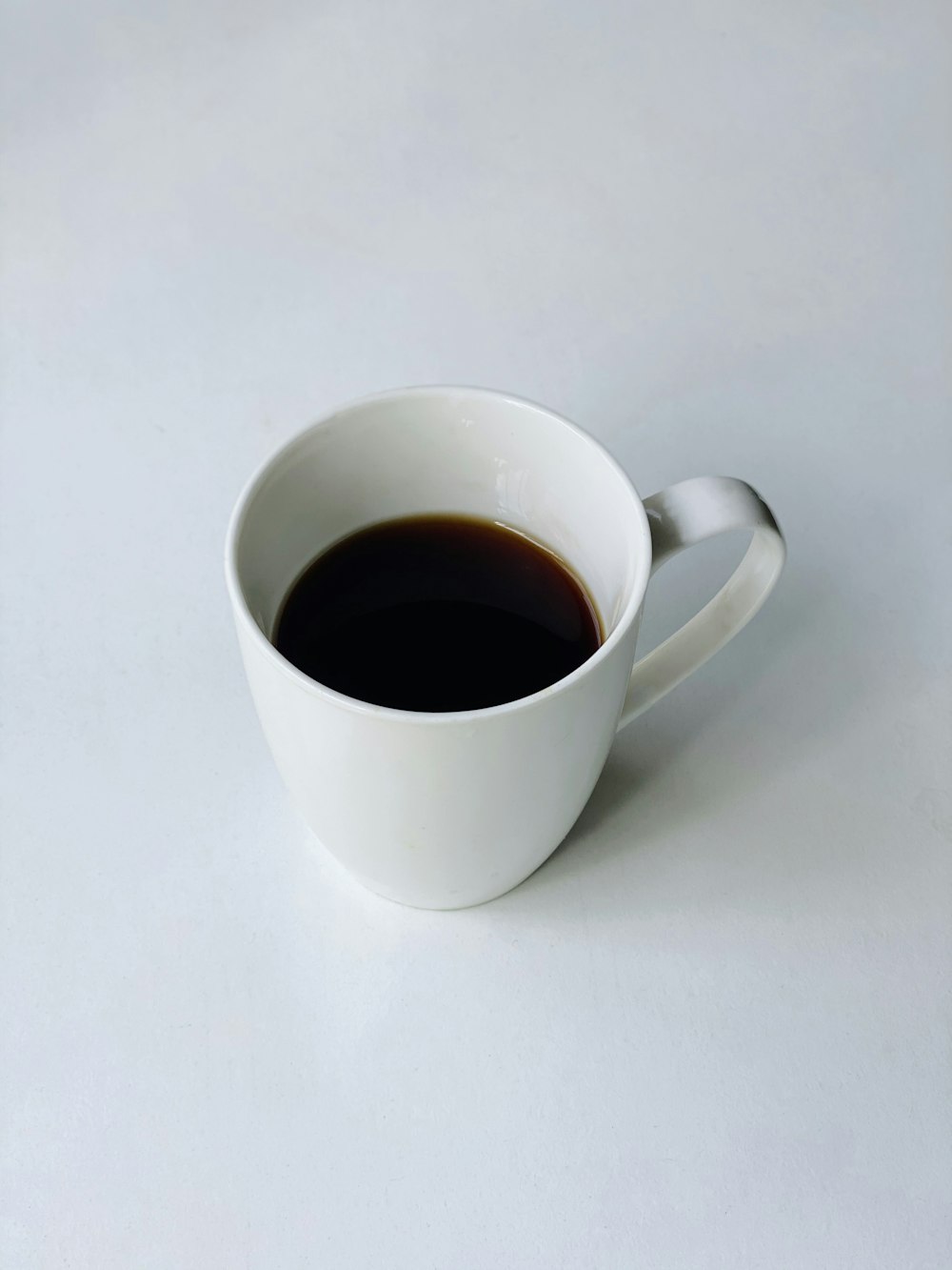 Mug en céramique blanche avec liquide noir
