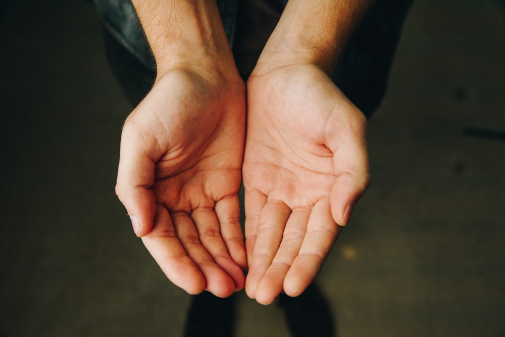 Personas que forman el corazón de la mano