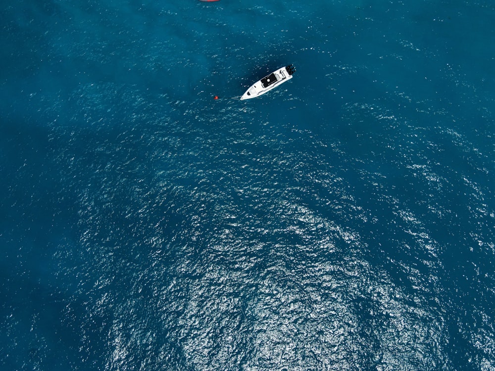 Barco blanco en el mar azul durante el día