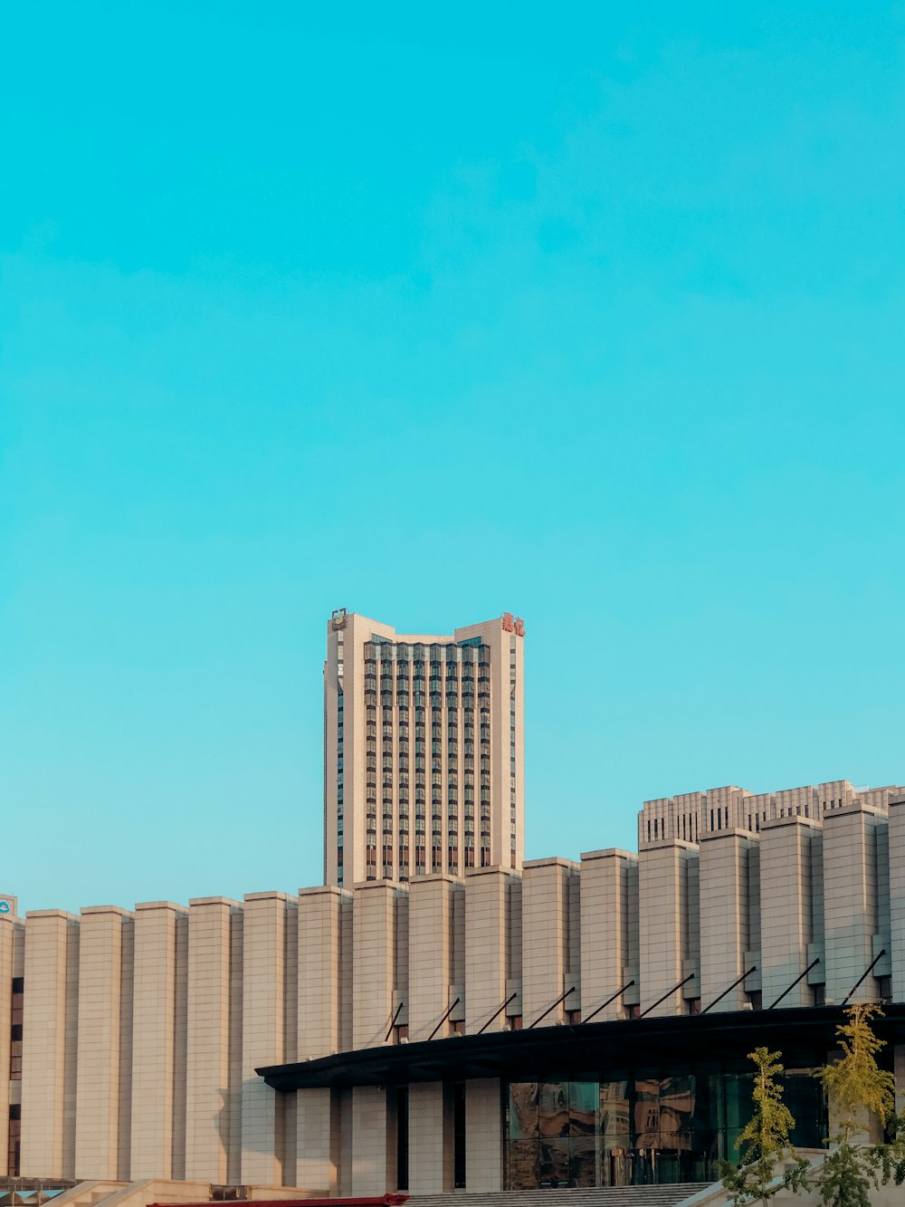 Edificio de hormigón blanco bajo el cielo azul durante el día