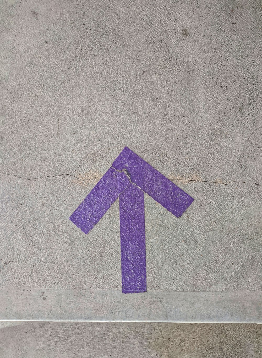 Signo de flecha púrpura y blanca