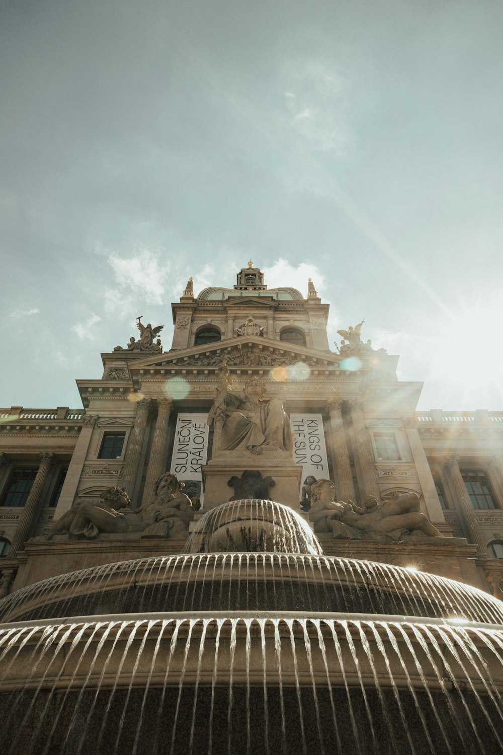 Braunes Betongebäude unter blauem Himmel tagsüber