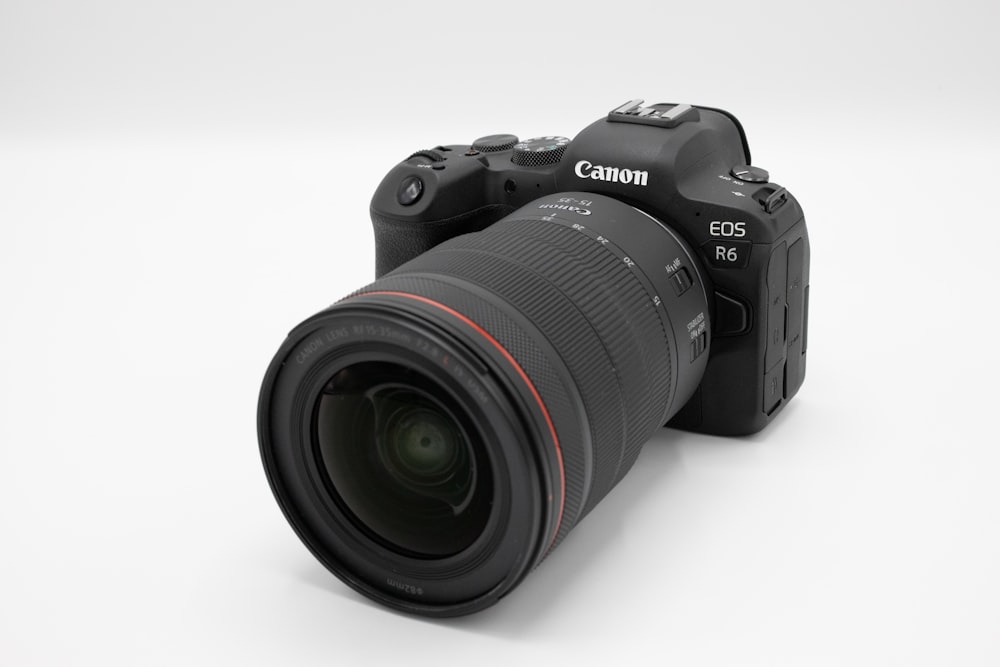 Fotocamera reflex digitale Nikon nera su superficie bianca