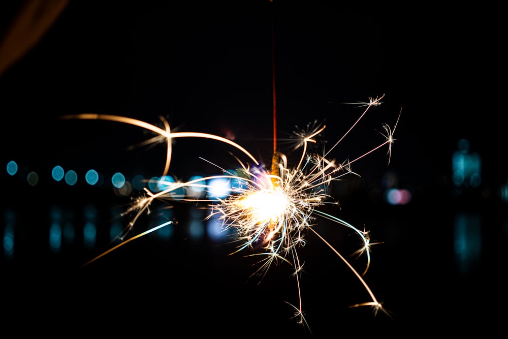 Feux d’artifice blancs et jaunes dans un ciel nocturne sombre