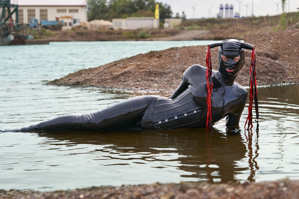 水域に浮かぶウェットスーツの男