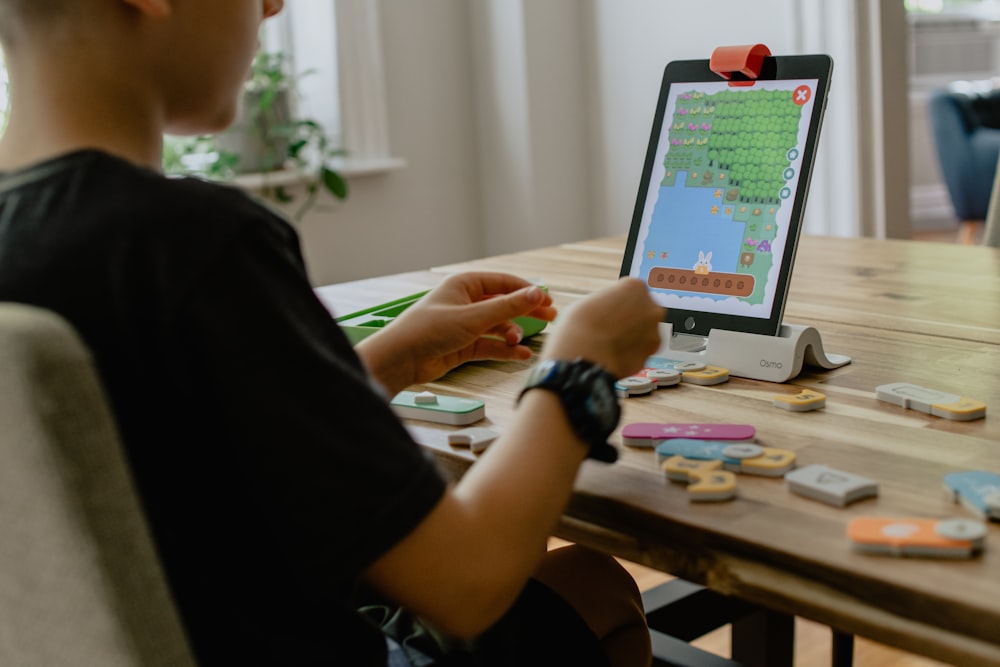 Persona sosteniendo un iPad blanco con funda negra