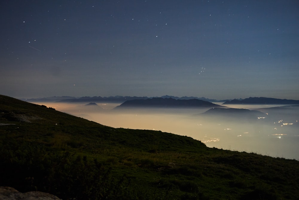 Montaña verde bajo cielo azul durante la noche