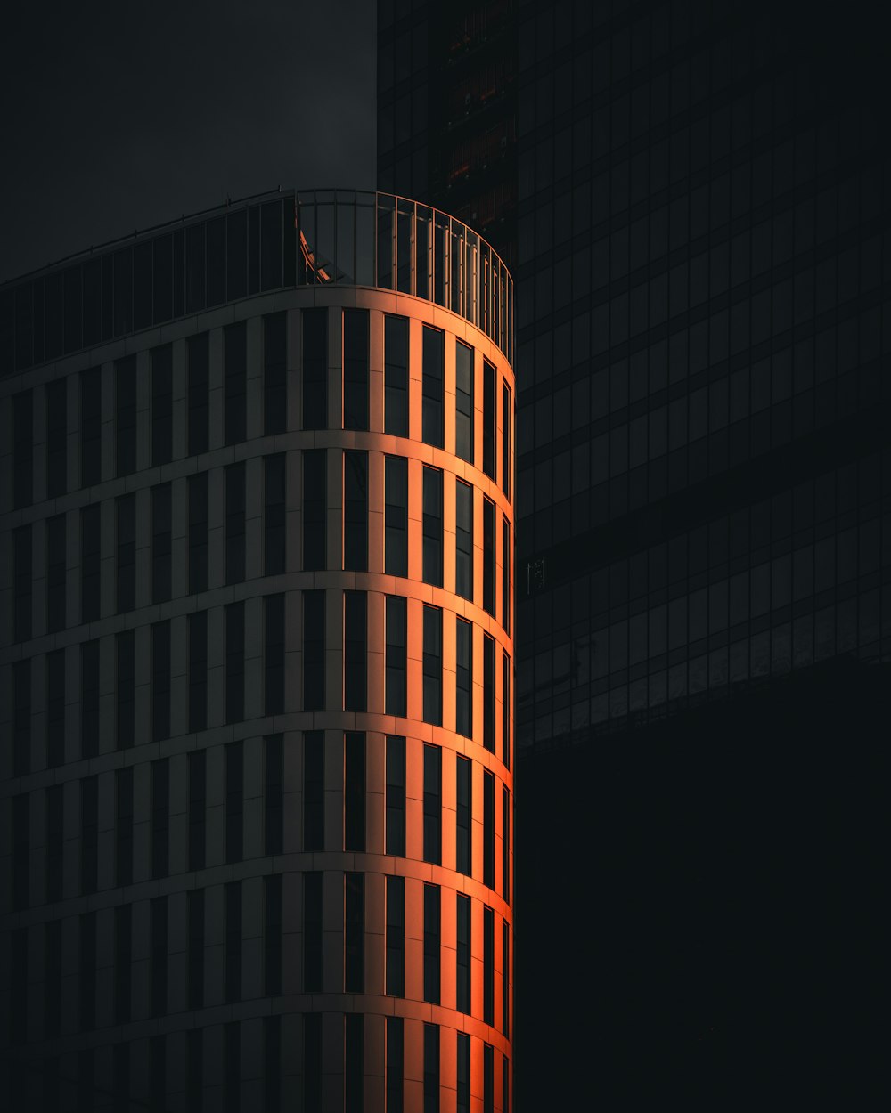 Edificio de gran altura marrón durante la noche