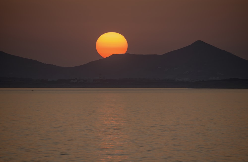 silhueta da montanha durante o pôr do sol