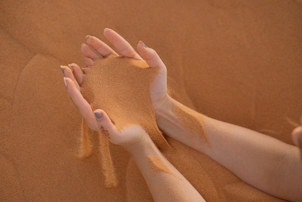 pessoas pés na areia marrom