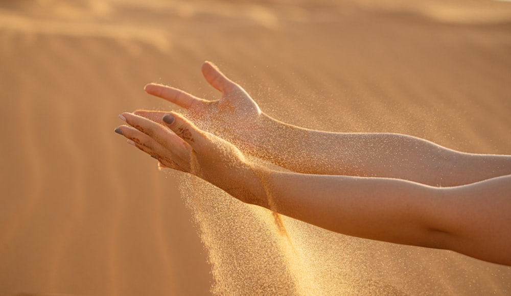 茶色の砂の上に人の足