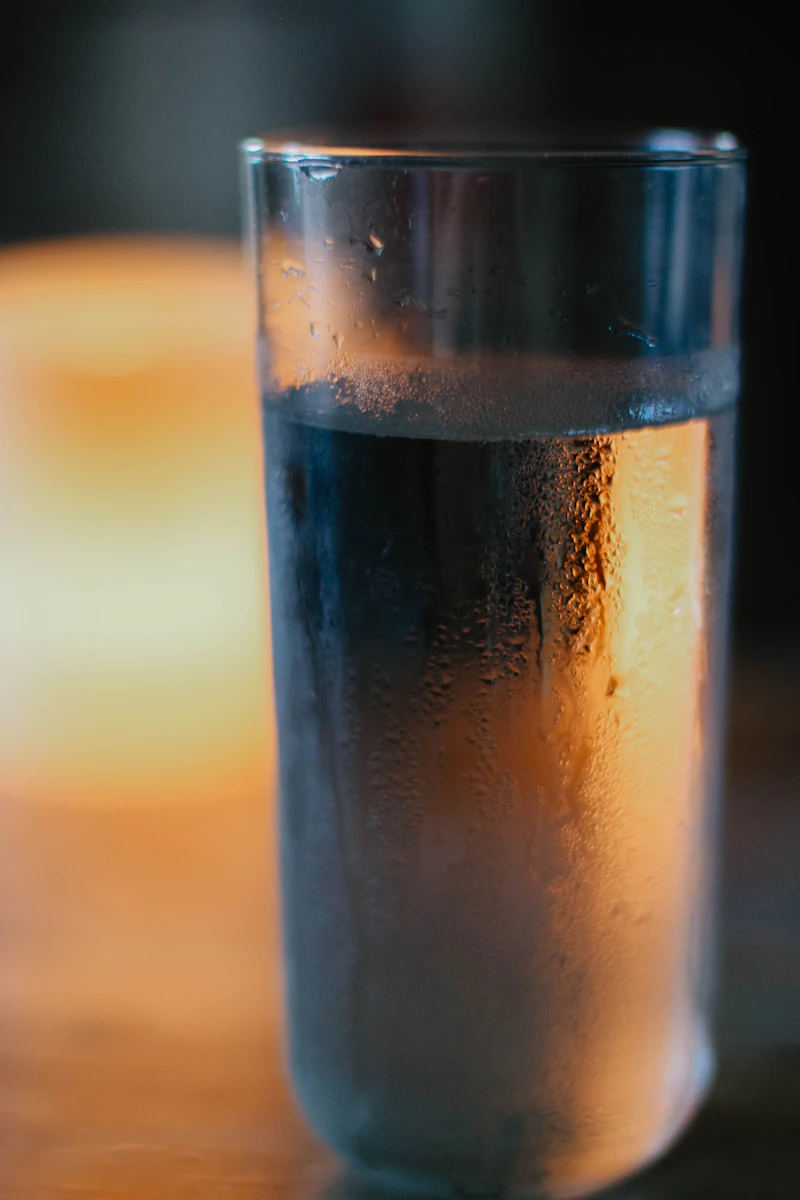 Bien s'hydrater au Maroc : besoins quotidiens en eau, déshydratation et signes d'alerte (enfants, seniors, sportifs)