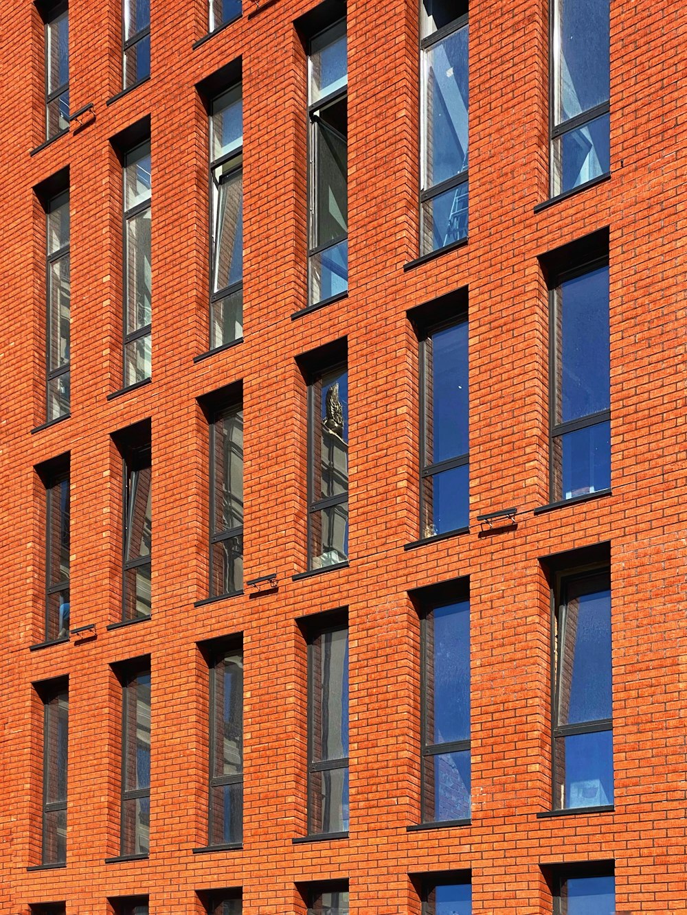 Edificio de hormigón marrón durante el día