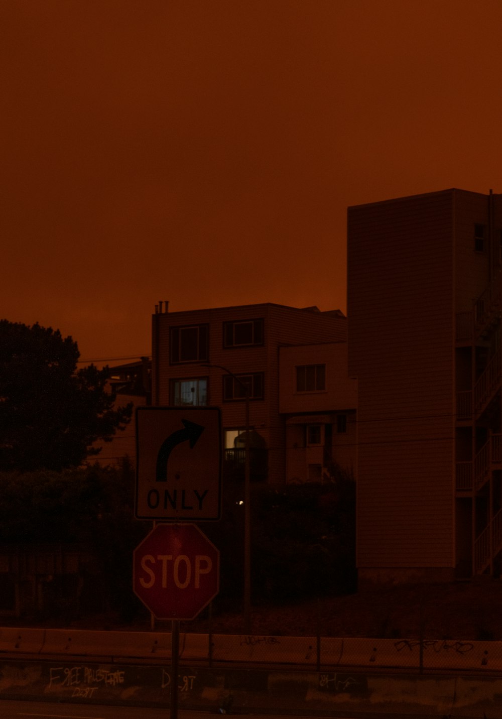 夜間の茶色いコンクリートの建物