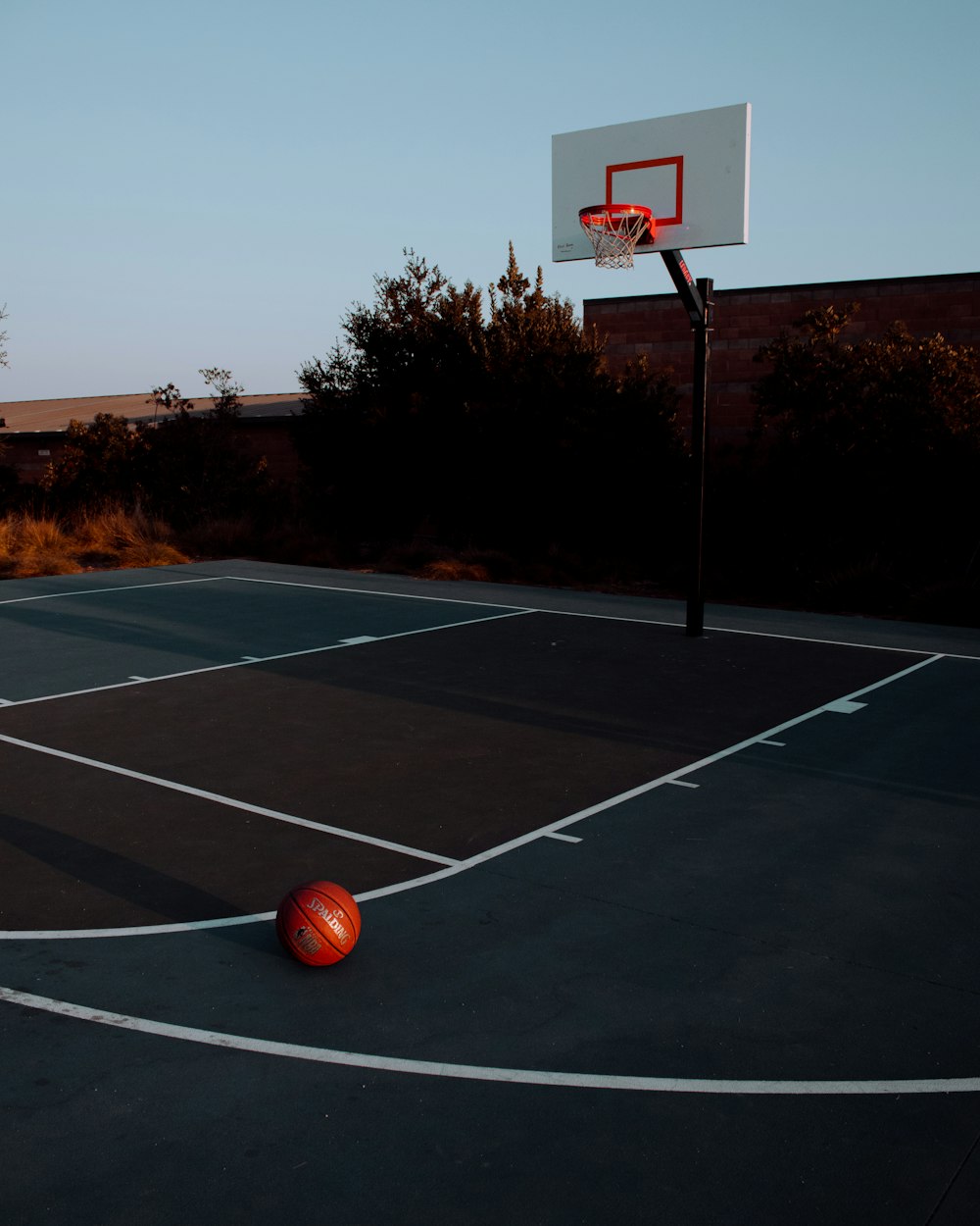 panier de basket-ball sur un terrain de basket-ball