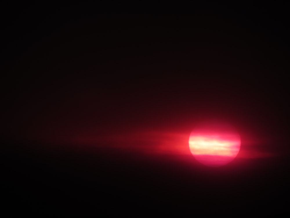 lumière rouge dans une pièce sombre