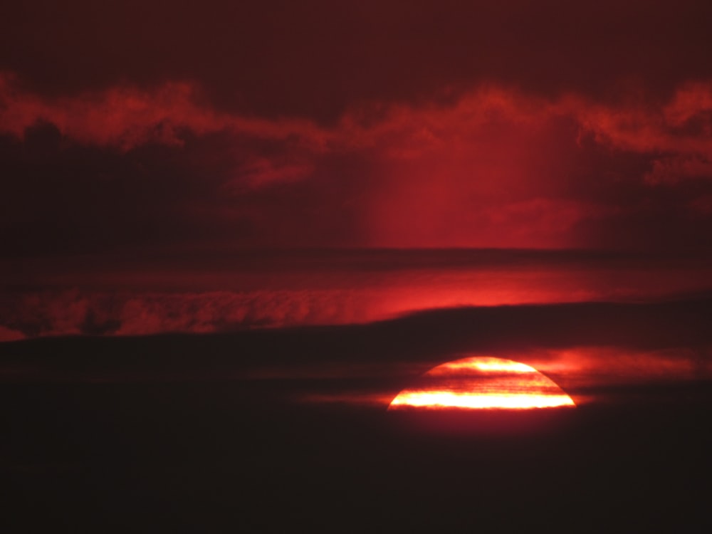 夜間の赤と黒の雲