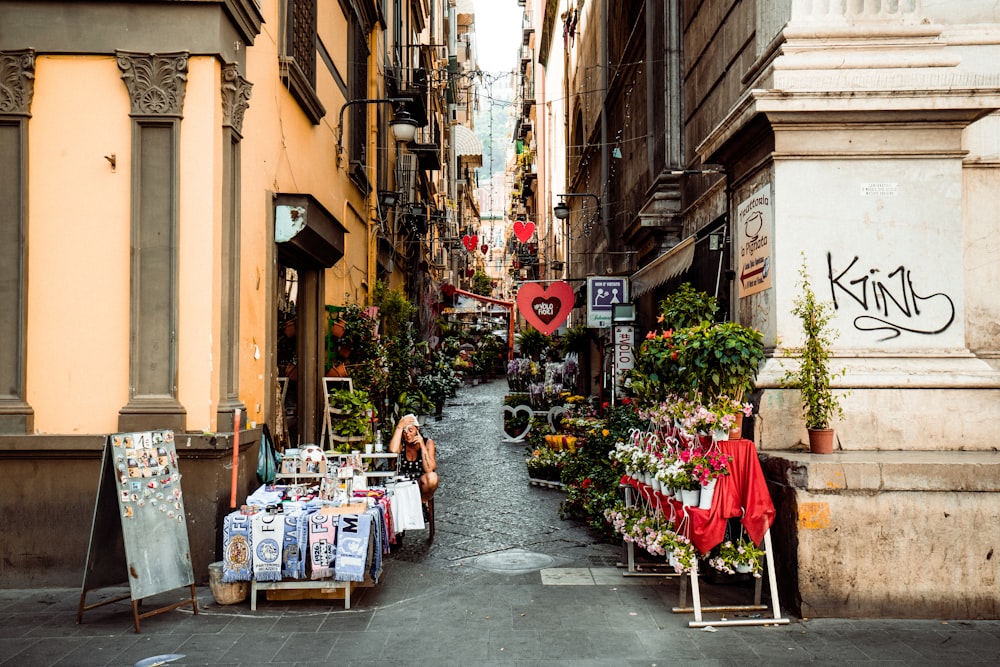 bancarella di cibo rosso e bianco in mezzo alla strada