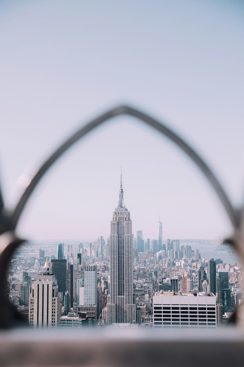 Skyline de la ville sous un ciel blanc pendant la journée