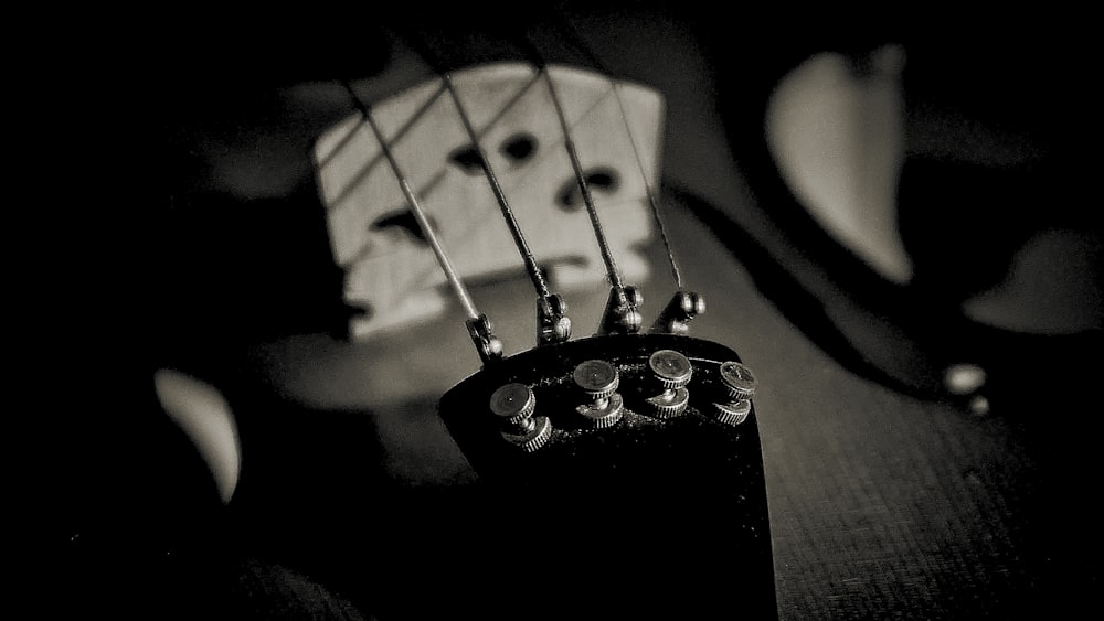 Foto en escala de grises de una púa de guitarra