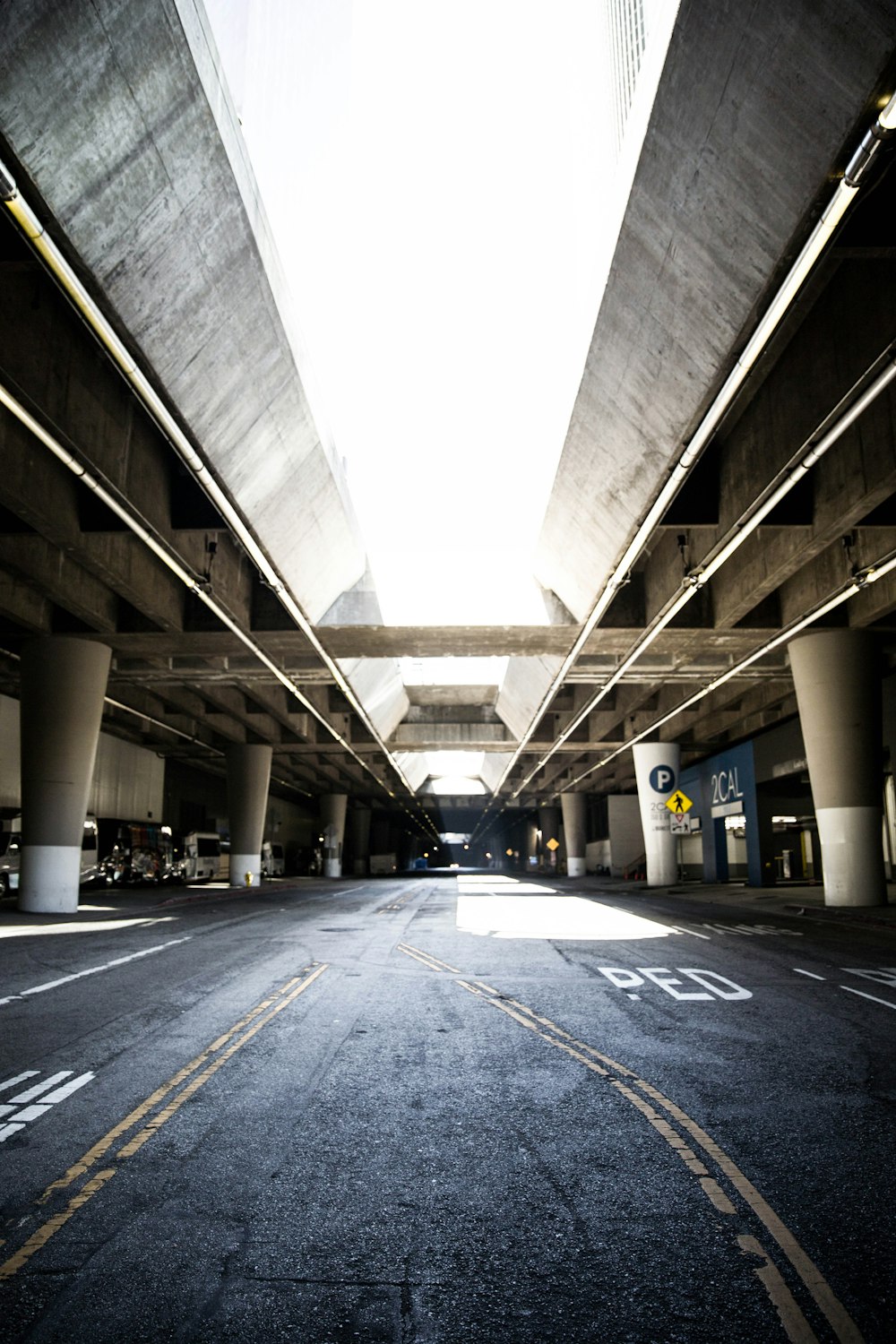 사��람이 없는 회색 콘크리트 도로