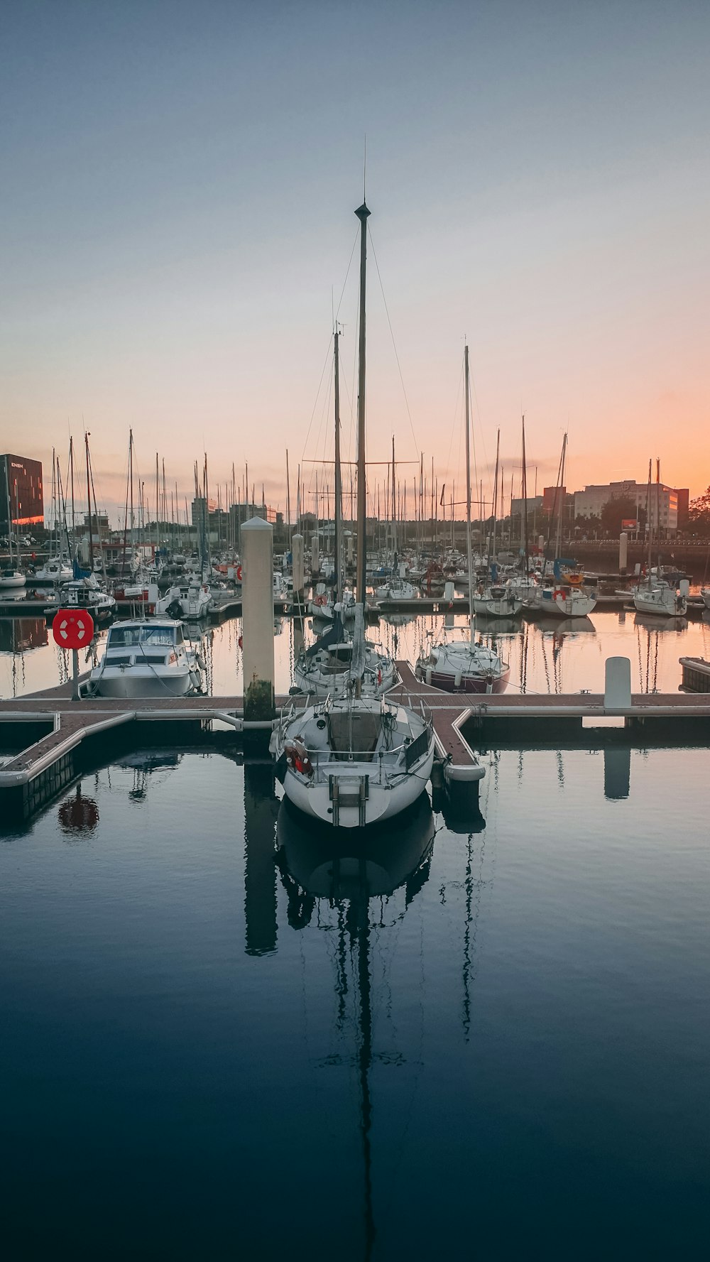 weißes und rotes Boot tagsüber auf dem Wasser